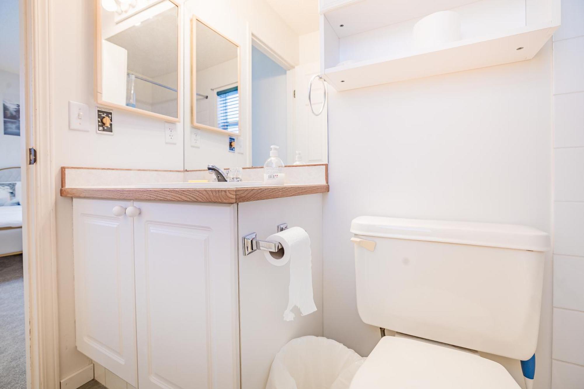 Main Floor Suite, 3 Bdr, 4bd Spacious And Cozy Apartment